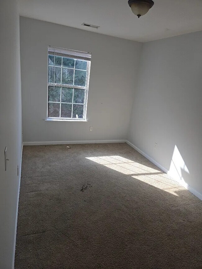 Building Photo - 3 Bedroom 2.5 Bathroom