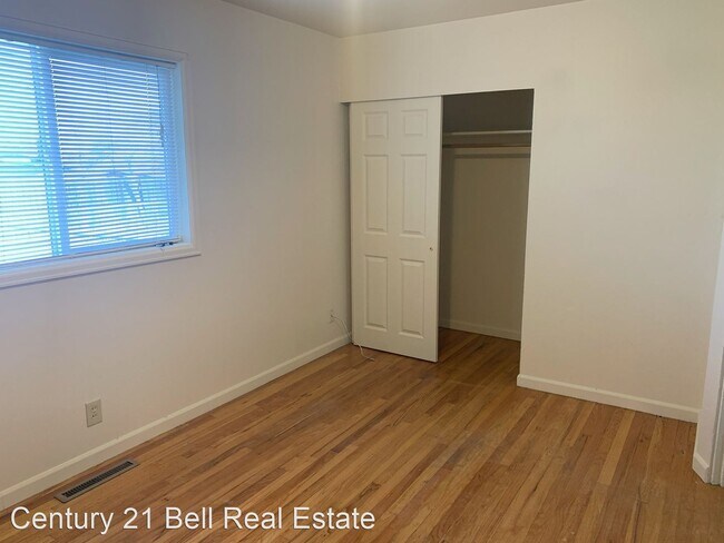 Building Photo - 3 br, 1 bath House - 221 DeSmet Drive