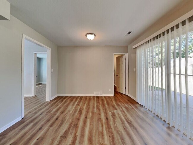 Foto del edificio - 11415 Corrington Ave