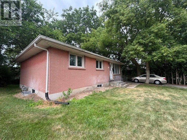 Building Photo - 143 Gladstone Ave.