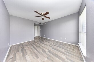 Building Photo - 13480 S Thorntree Dr