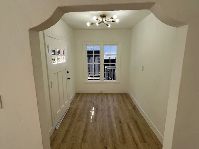 Foto del edificio - Renovated 5 Bedroom Home Near Montclair Vi...