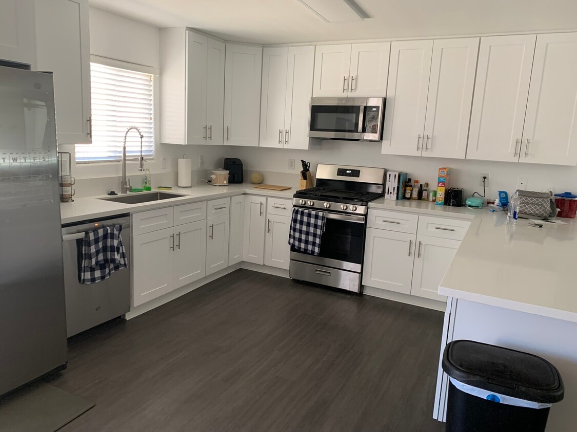 New Kitchen and appliances - 73641 Sunnyslope Dr