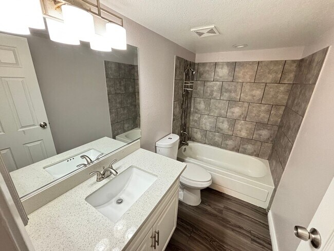 Foto del edificio - Gorgeous 2Bed/2Bath Condo located just out...