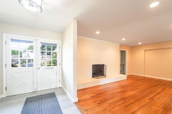 Foto del edificio - 5 BD 3 BA Oxon Hill, MD home is ideal for ...