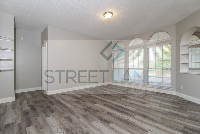 Building Photo - REDUCED!