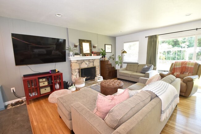Building Photo - Three Bed Home w/Yard in Rolling Hills Area of Fullerton