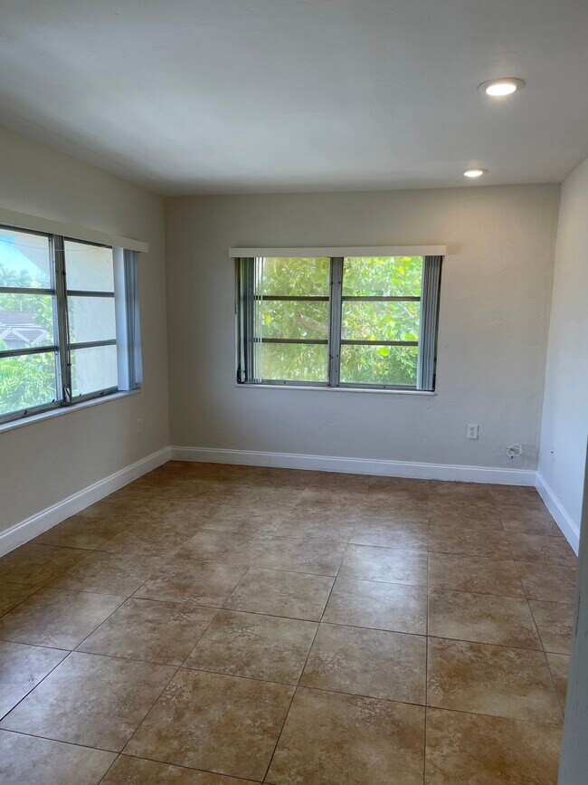 Building Photo - 13870 SW 90th Ave