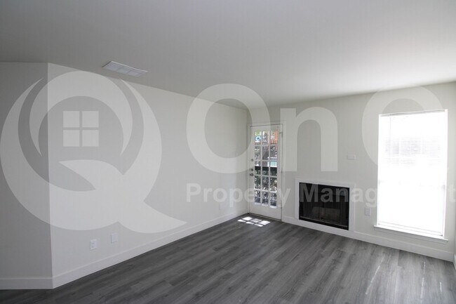 Building Photo - 18333 Roehampton Dr
