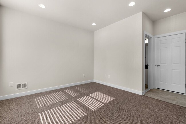 Building Photo - 3 Bed 4.5 Bath - Downtown Crown Townhouse ...