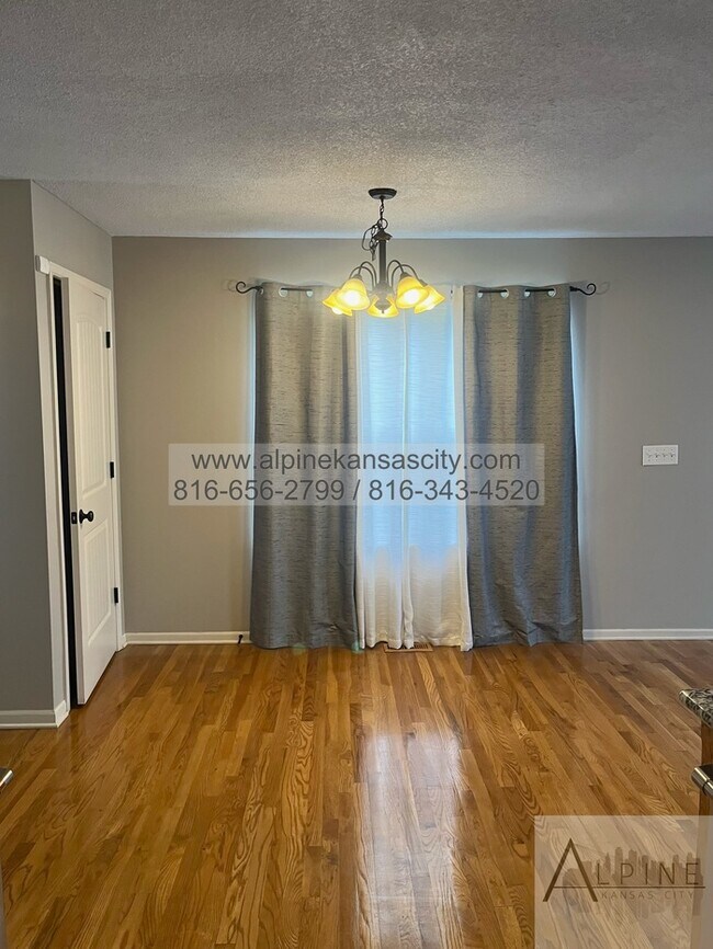 Building Photo - Beautiful Town Home w/ Large Sauna