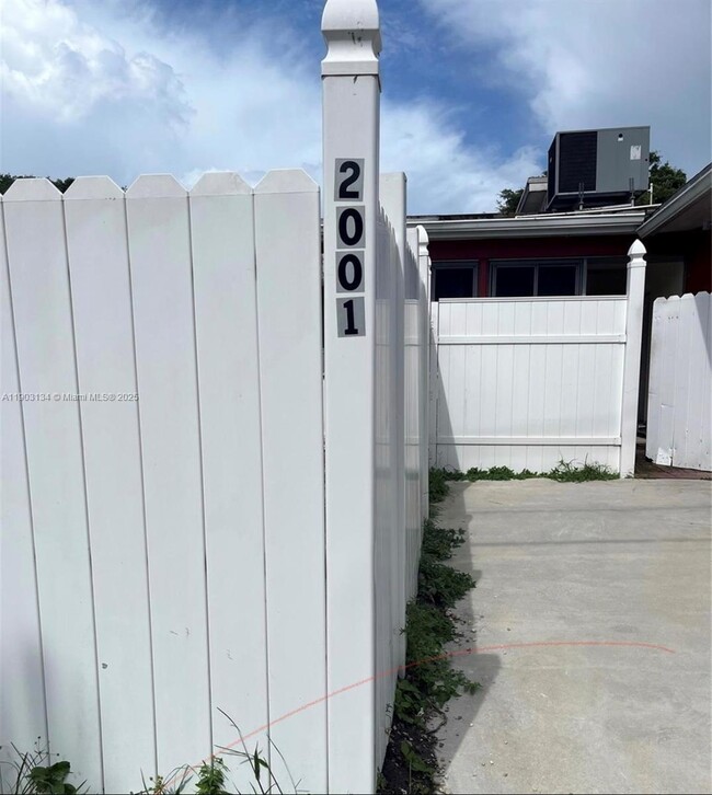 Building Photo - 2001 N Park Rd