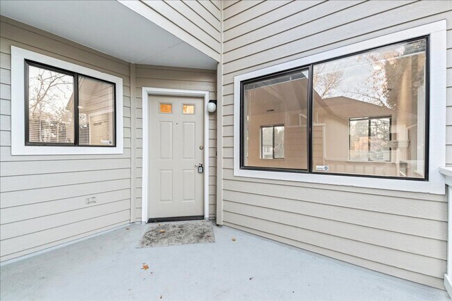 Building Photo - 2-bedroom 2-bathroom condo, located steps from the Boise River Greenbelt