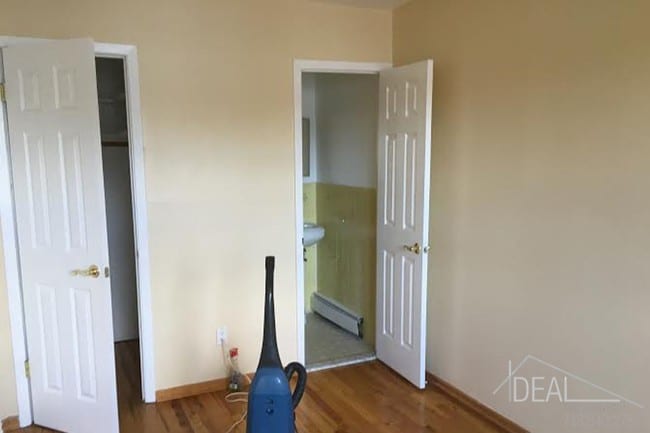 Building Photo - Huge 3br/1.5ba w/driveway in Gravesend