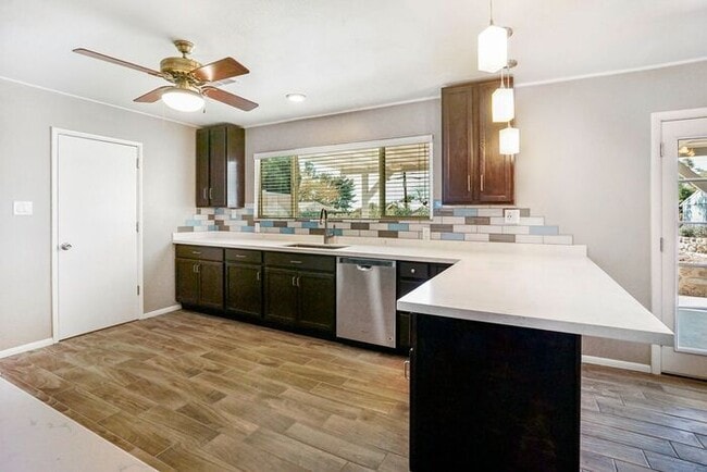 Building Photo - 826 S Sarnoff Dr