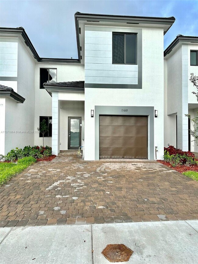 Foto del edificio - 13665-13157 SW 157th Ct