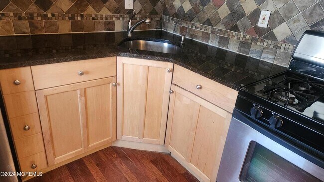 Building Photo - 500 Cliffwood Ave W