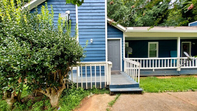 Building Photo - 2931 Lakemont Dr SW
