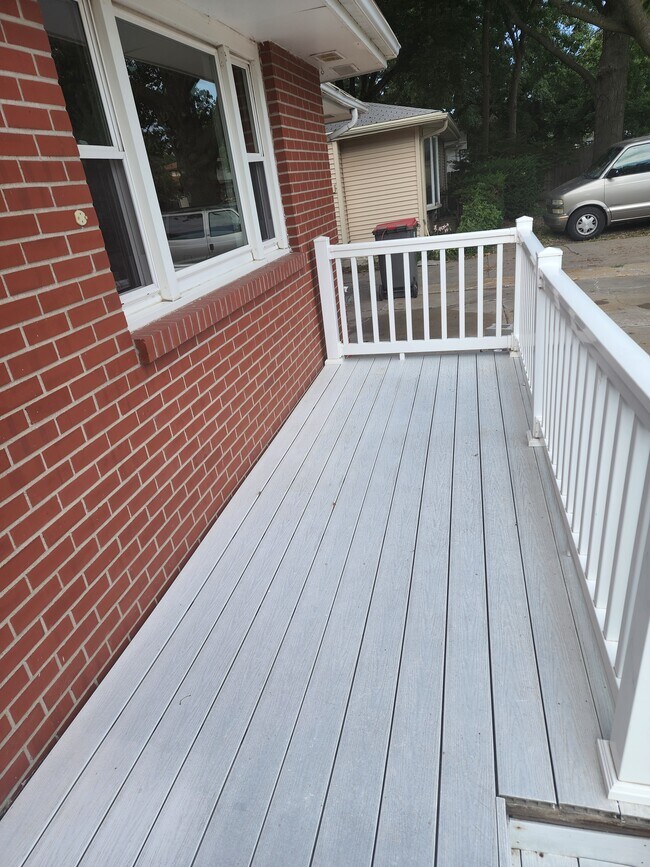 Front Porch - 7321 Holdrege St