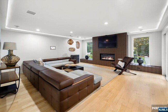 Building Photo - 827 Alden Rd