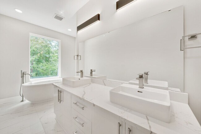 Foto del edificio - Absolutely STUNNING 3 Bed/ 4 Bath Townhous...