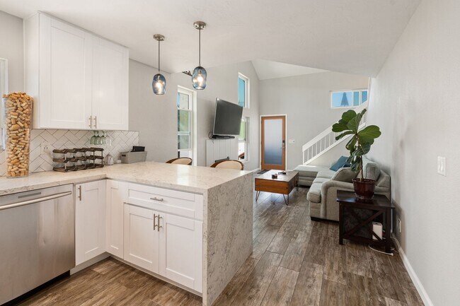 Foto del edificio - Fully furnished- North Mission 2 bed 2.5 baths - 6 houses from the beach.