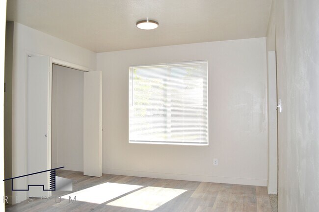 Building Photo - 221 N Pingree Ave