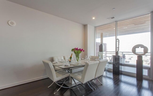 Building Photo - Rarely Offering Stunning 3bd/3.5 Loft w. E...