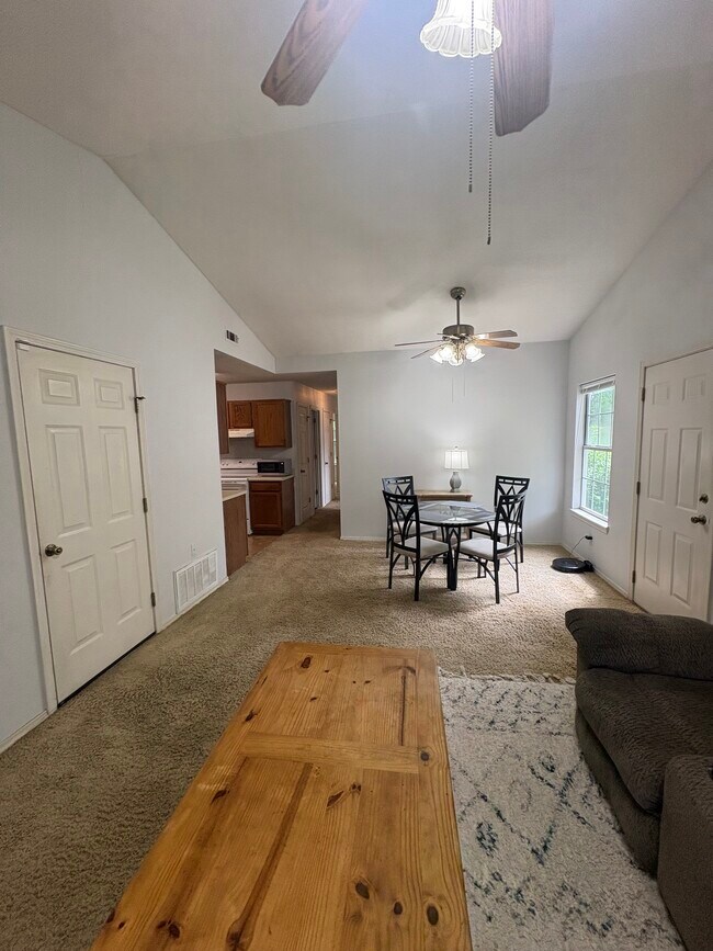 Foto del edificio - 2041 Wood Tree Ct