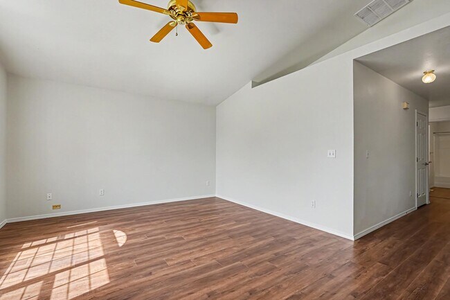 Foto del edificio - 2463 N Stone Pl