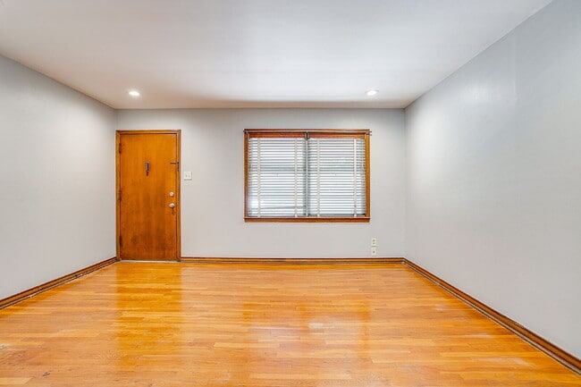 Building Photo - Historic 2 bed, 1 bath Apartment in Covete...