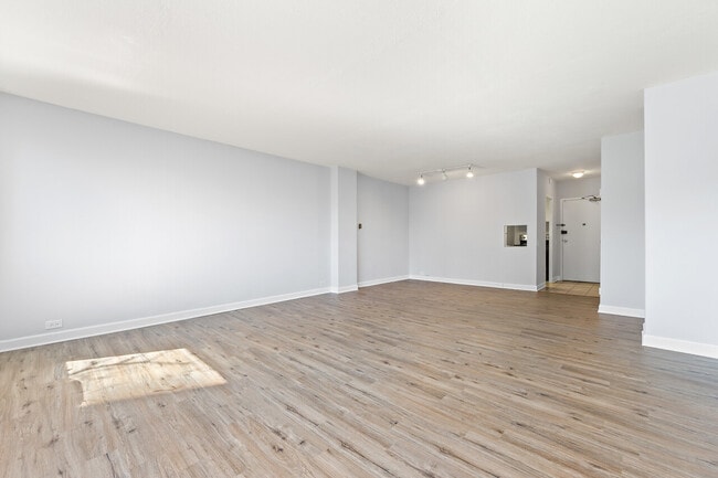Building Photo - 5050 S East End Ave
