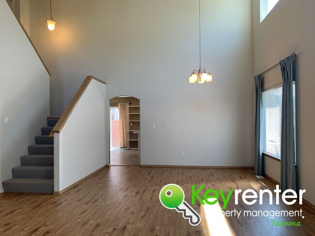 Building Photo - Beautiful 4BD/2.5 Bath Puyallup House!