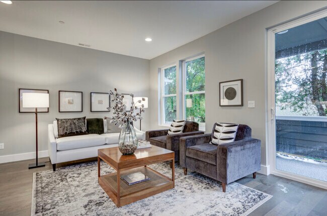 Building Photo - 6049 NE Flanders St