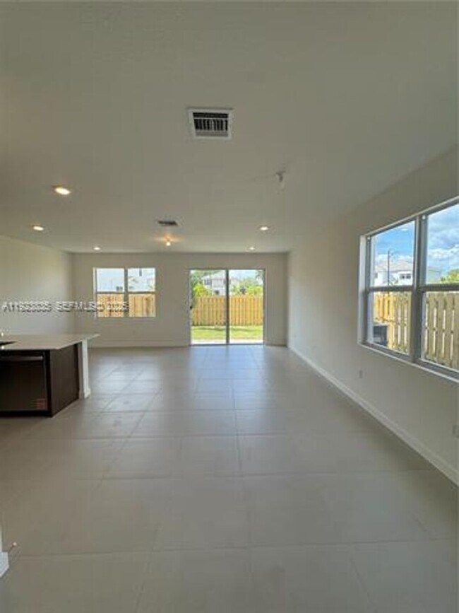 Building Photo - 196 NE 13th Ave