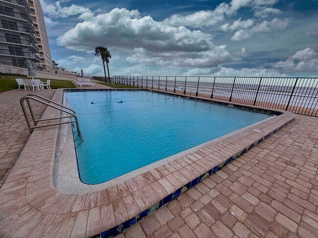 Foto del edificio - Spectacular Ocean front ground floor unit , just steps away from water and sand