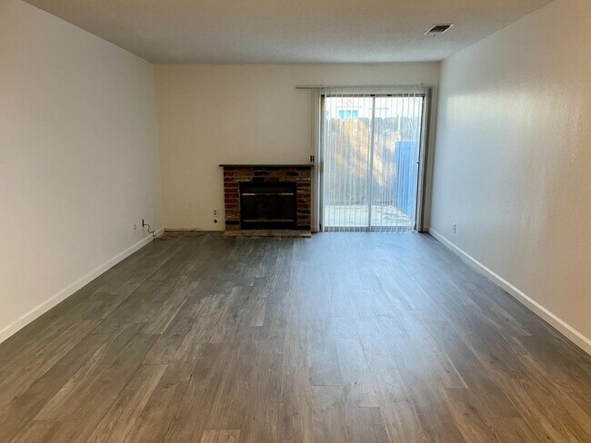 Foto del edificio - 112 N Lemoore Ave