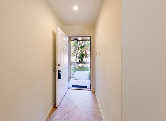 Building Photo - 8 Green Haven Dr