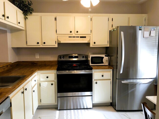 Building Photo - 4570 Lucerne Lakes Blvd