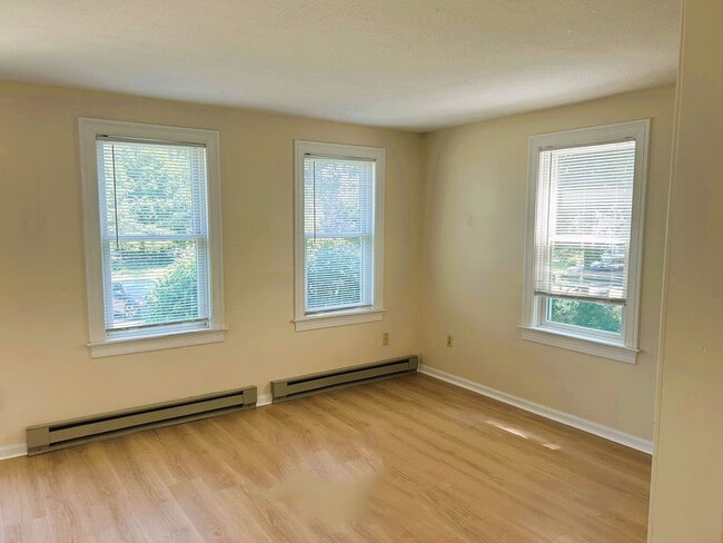 Building Photo - 4 Carriage Way