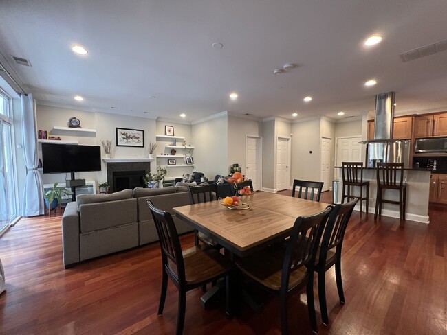 Foto del edificio - 2424 N Southport Ave