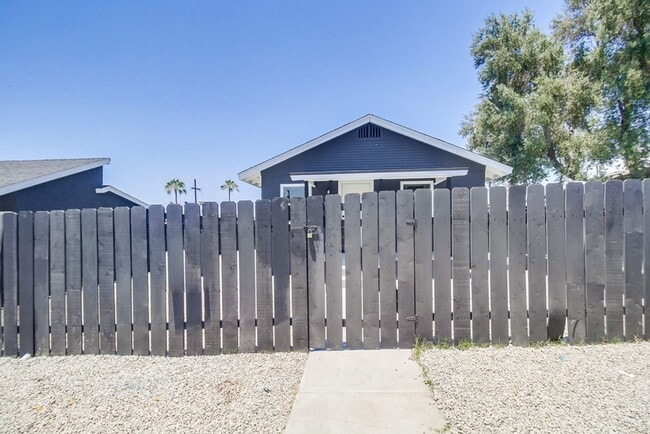 Building Photo - Newly Renovated!  Move-In Today!