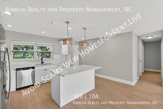 Building Photo - 8110 Macoma Dr NE