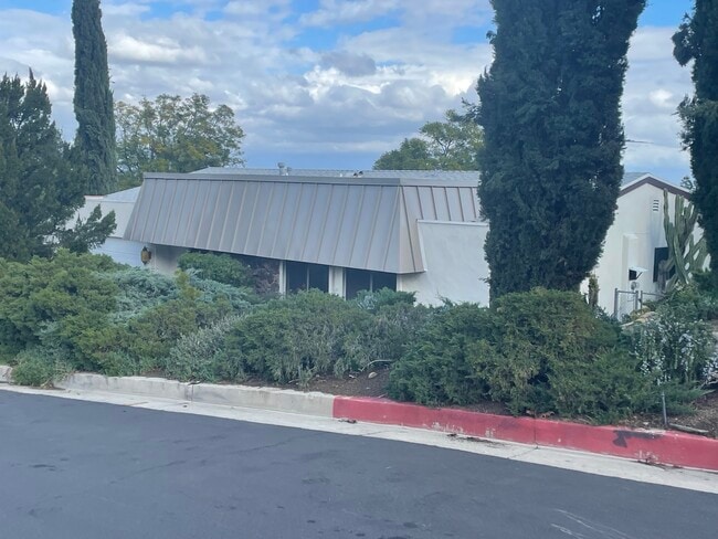 Vista frontal sur distante - 6052 Pat Ave