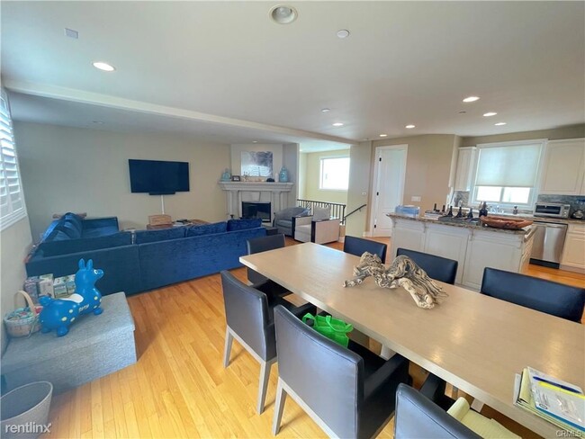 Building Photo - 3 br, 3 bath Townhome - 612 Manhattan Beac...