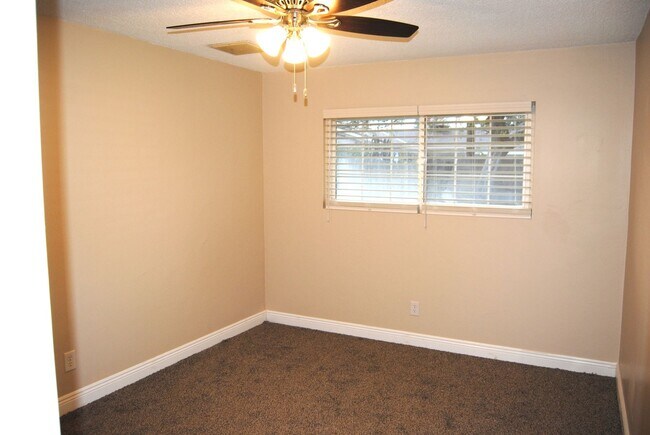 Building Photo - 405 Plato Ct