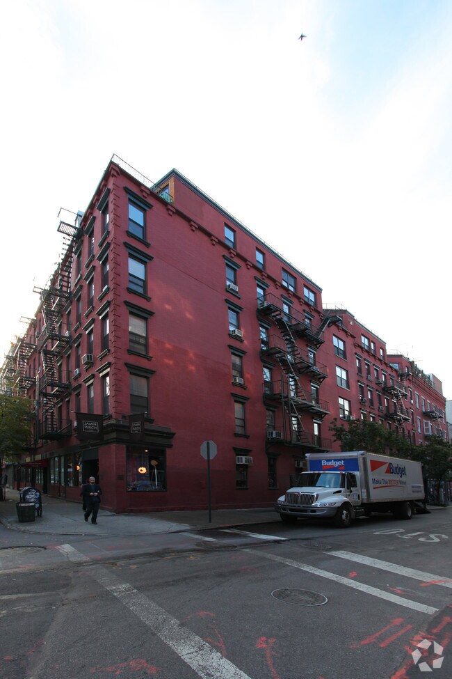 Building Photo - 8-14 Prince St