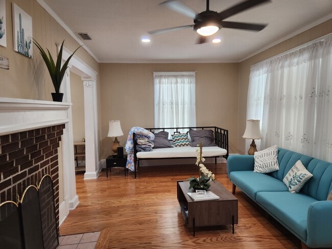 Building Photo - 15 Grant St