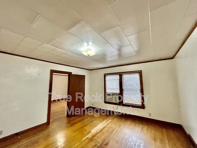 Foto del edificio - 1030 E 8th St