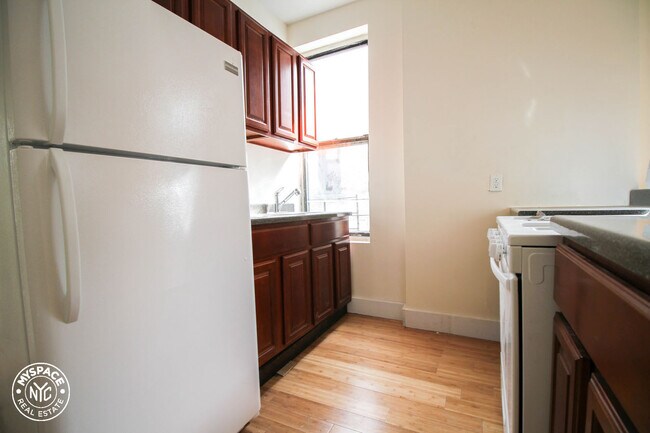 Foto del edificio - 533 Knickerbocker Ave